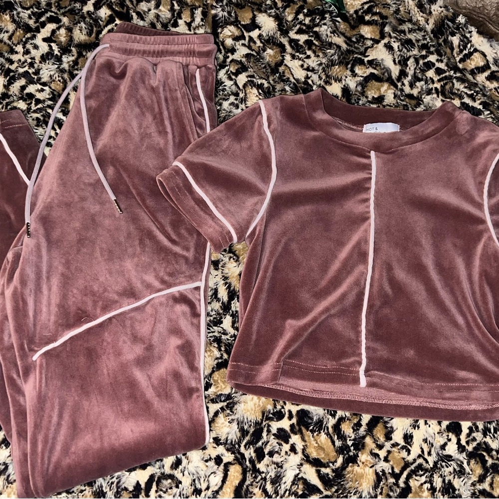 Hot & Delicious Velvet Mauve Outfit